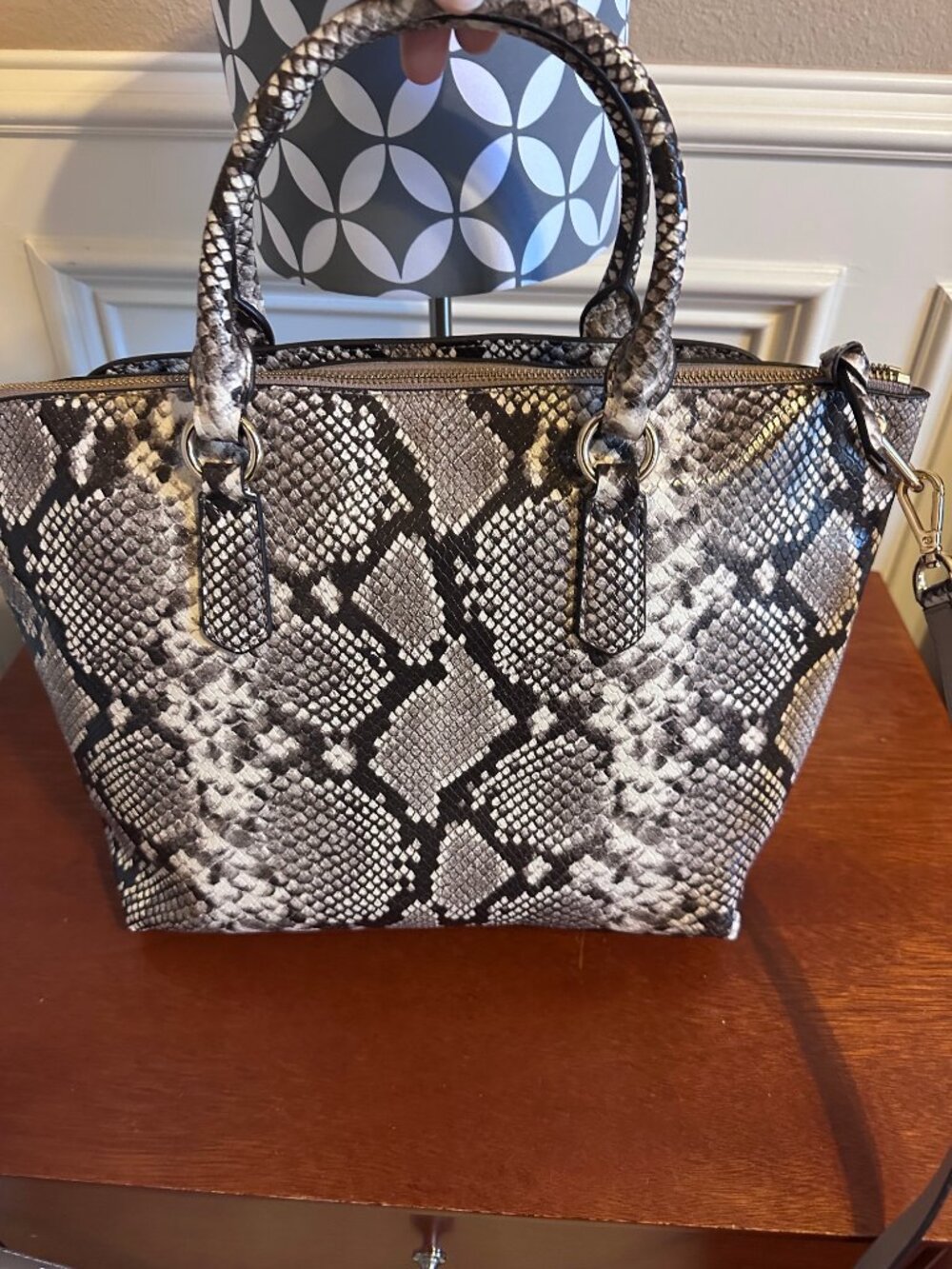 Michael Kors Elson Large Satchel - Picture 4 of 10